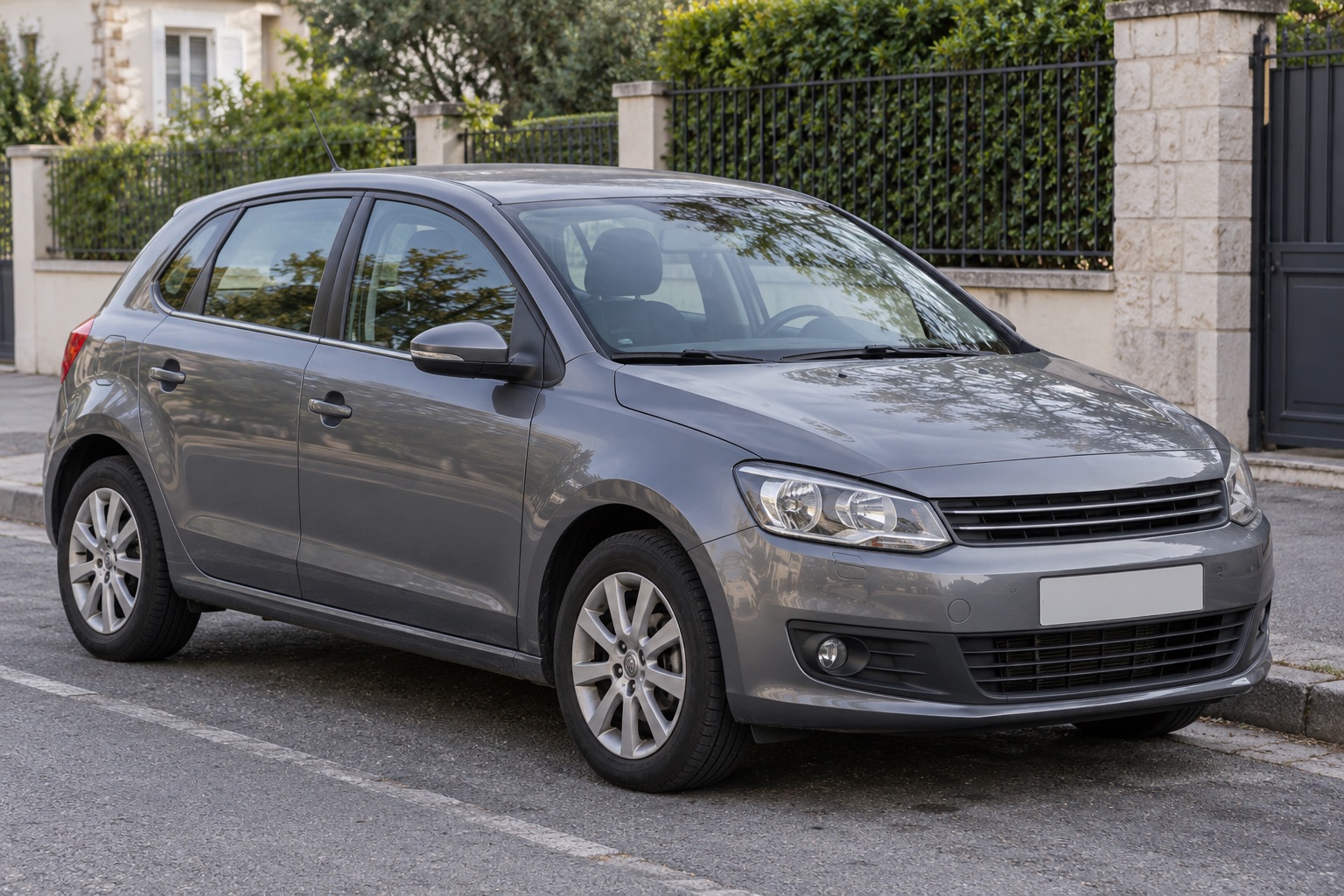 Voiture compacte grise d'occasion stationnée dans une rue